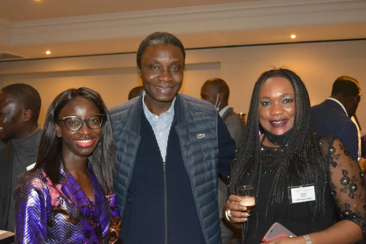 Trois participants posent pour une photo