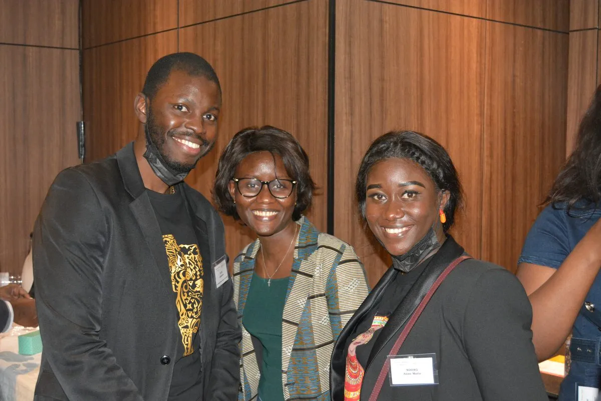 Trois participants souriants