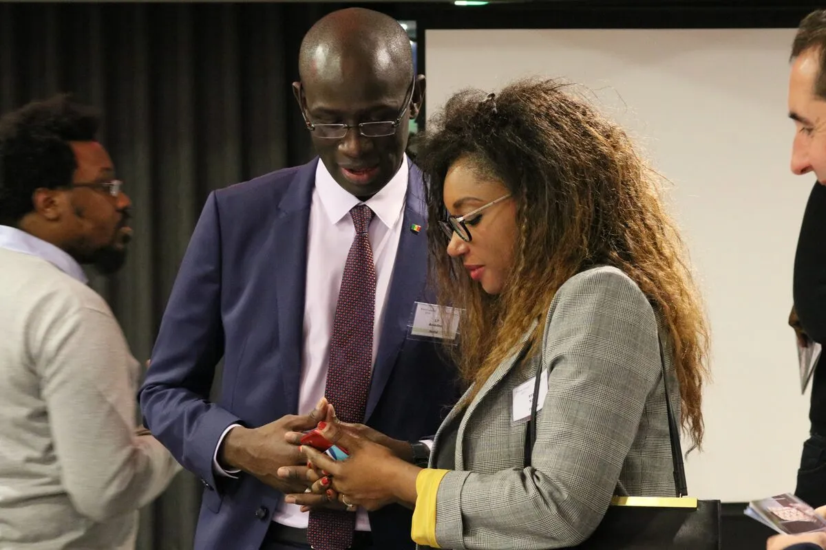 Deux participants en conversation