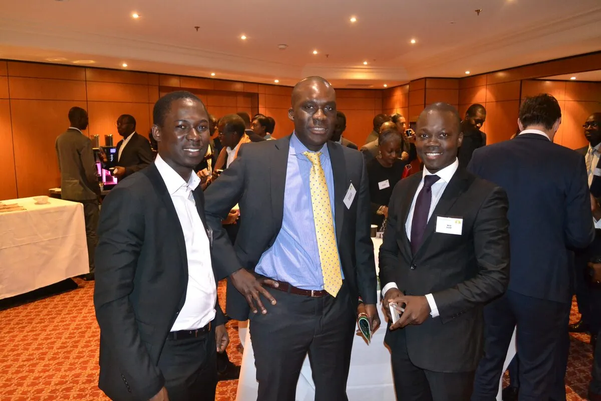 Trois participants posent pour une photo