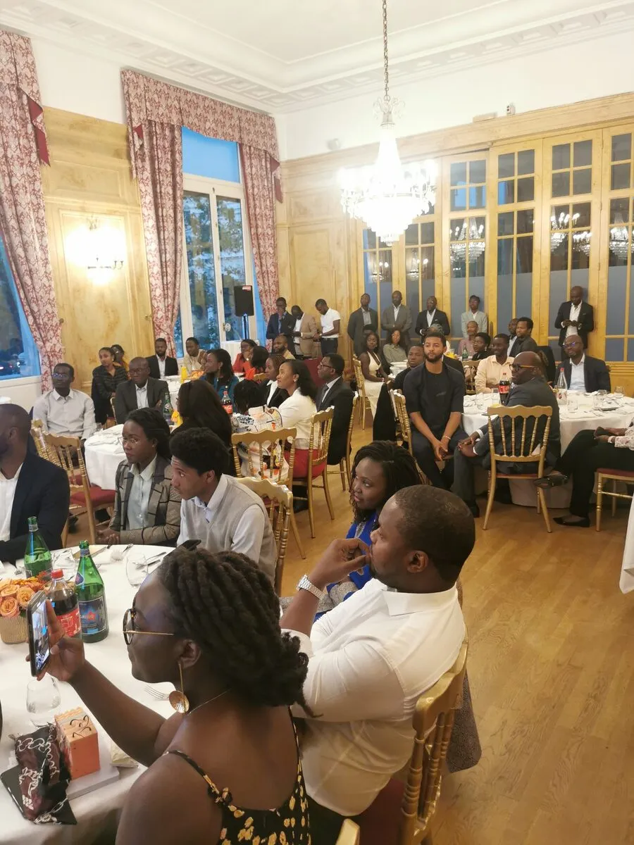 Les participants à table