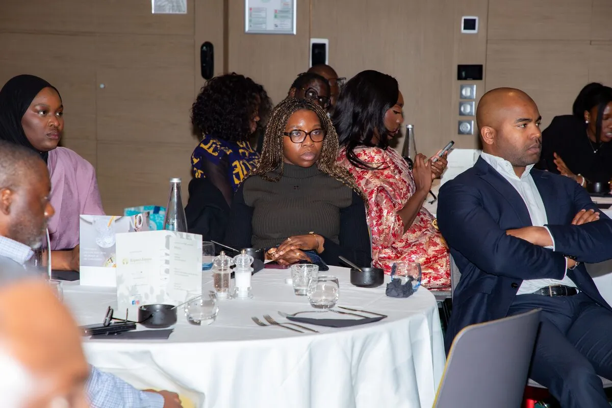 Participants attentifs à table