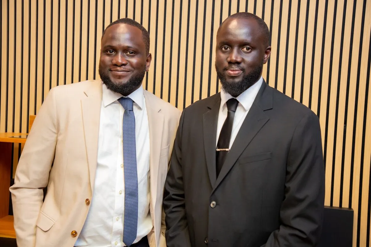 Deux participants posent pour une photo