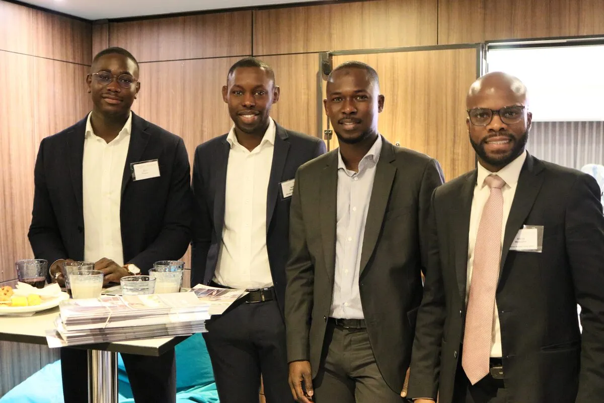 Quatre participants posent pour une photo